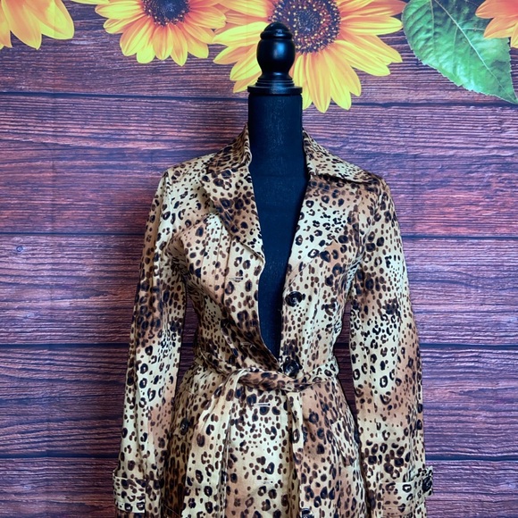 🎉ON SALE🎉⚡️Beautiful Bandolino Cheetah Trench coat⚡️ - Picture 2 of 5